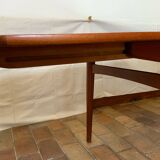 Extendable dining table