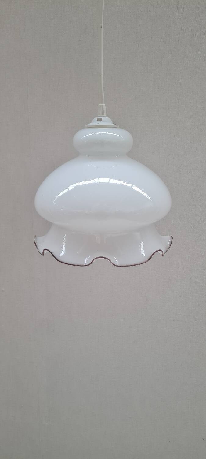 Suspension fleur en opaline laiteuse