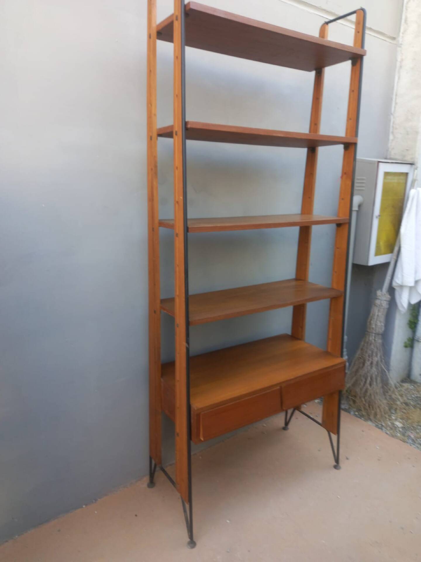 Vintage Scandinavian bookshelf in teak and black metal – Design