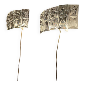 Par les apliques du mur