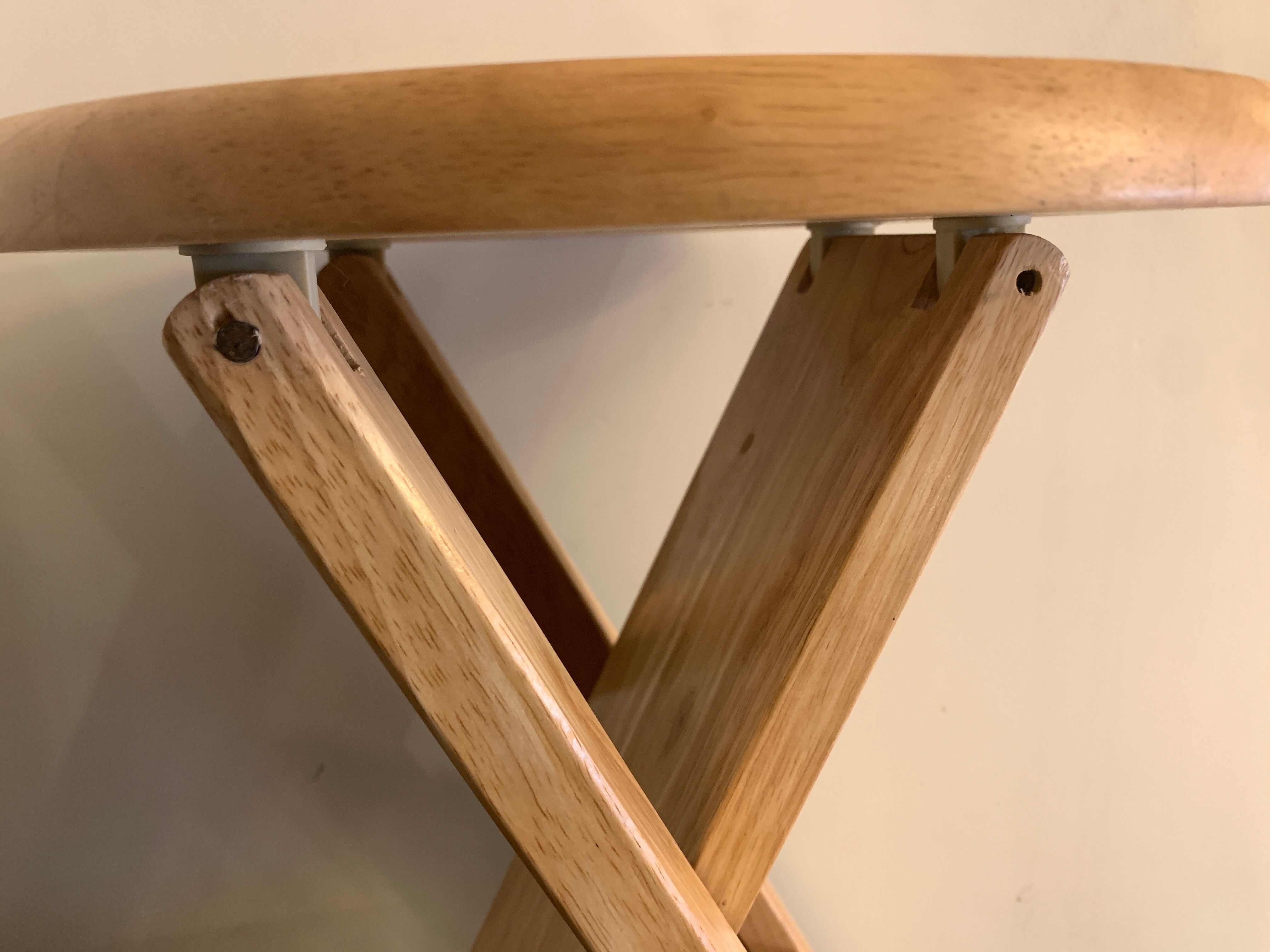 Folding wooden stool design Adrian Reed, Suzy, 1980