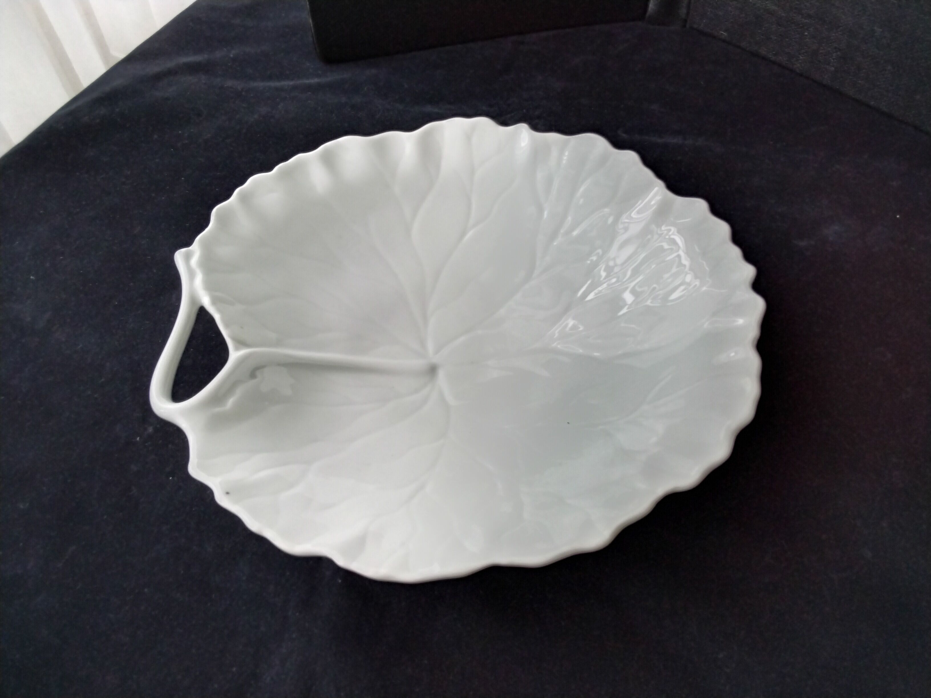 Coupe feuille de nénuphar en porcelaine de Limoges blanche