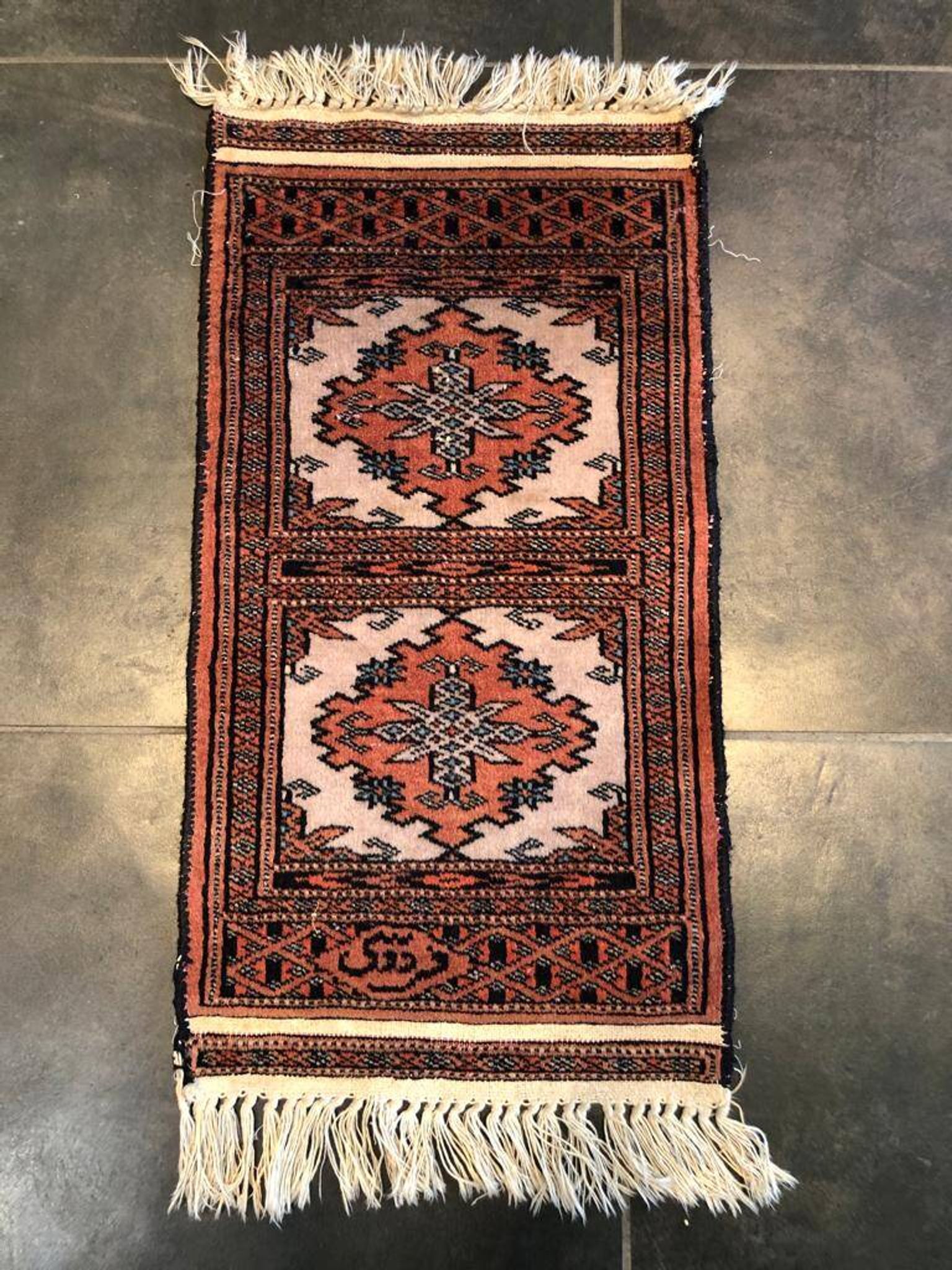 Handmade Pakistani rug