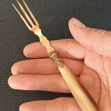 Série fourchettes et couteaux à crustacés ou dessert corne et laiton ancien