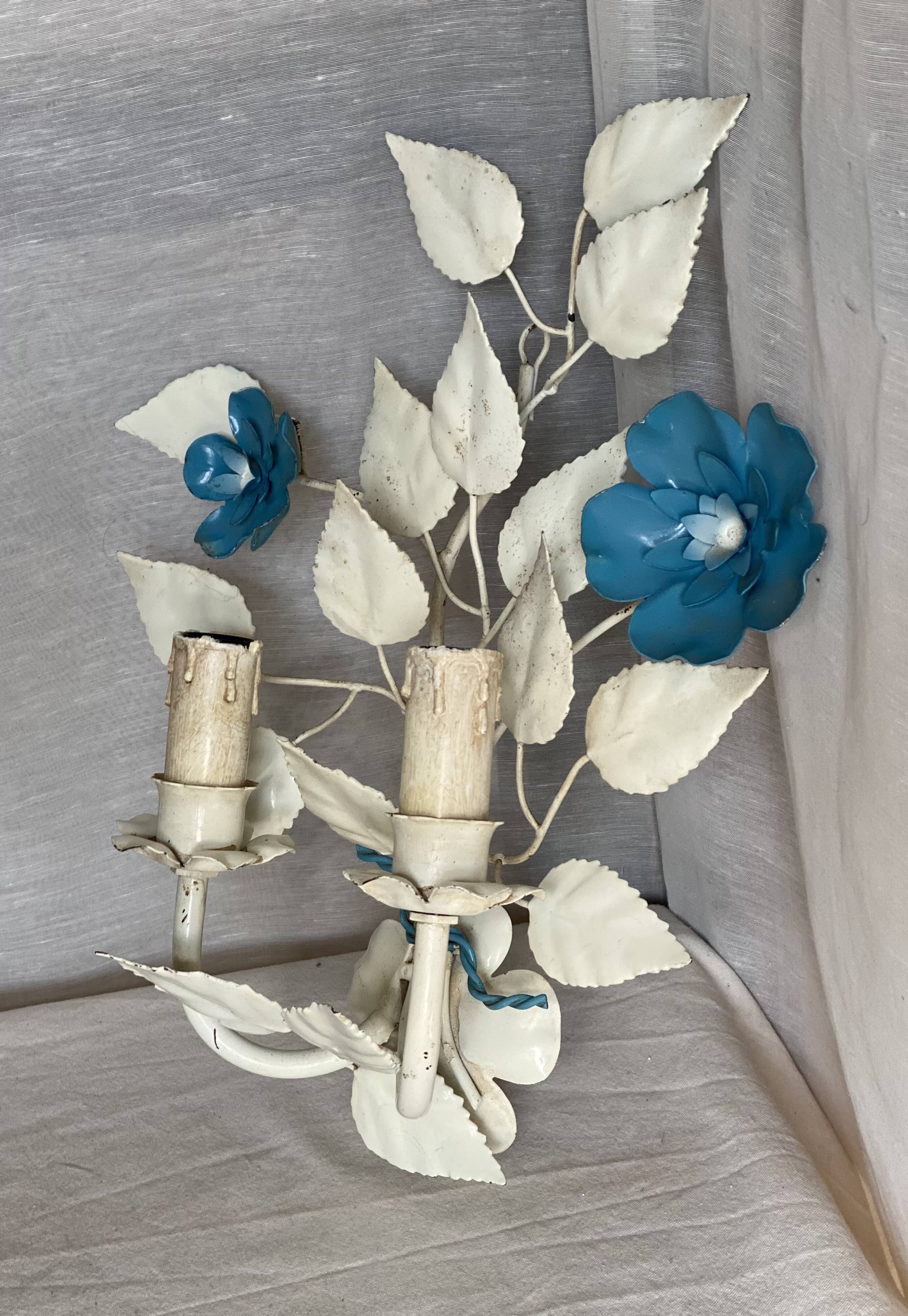 Applique fleur métal laqué blanc et bleu vintage 1970