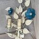 Applique fleur métal laqué blanc et bleu vintage 1970