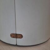 Armoire à barre vintage en forme de cylindre ouvrable, bois, laiton et verre.