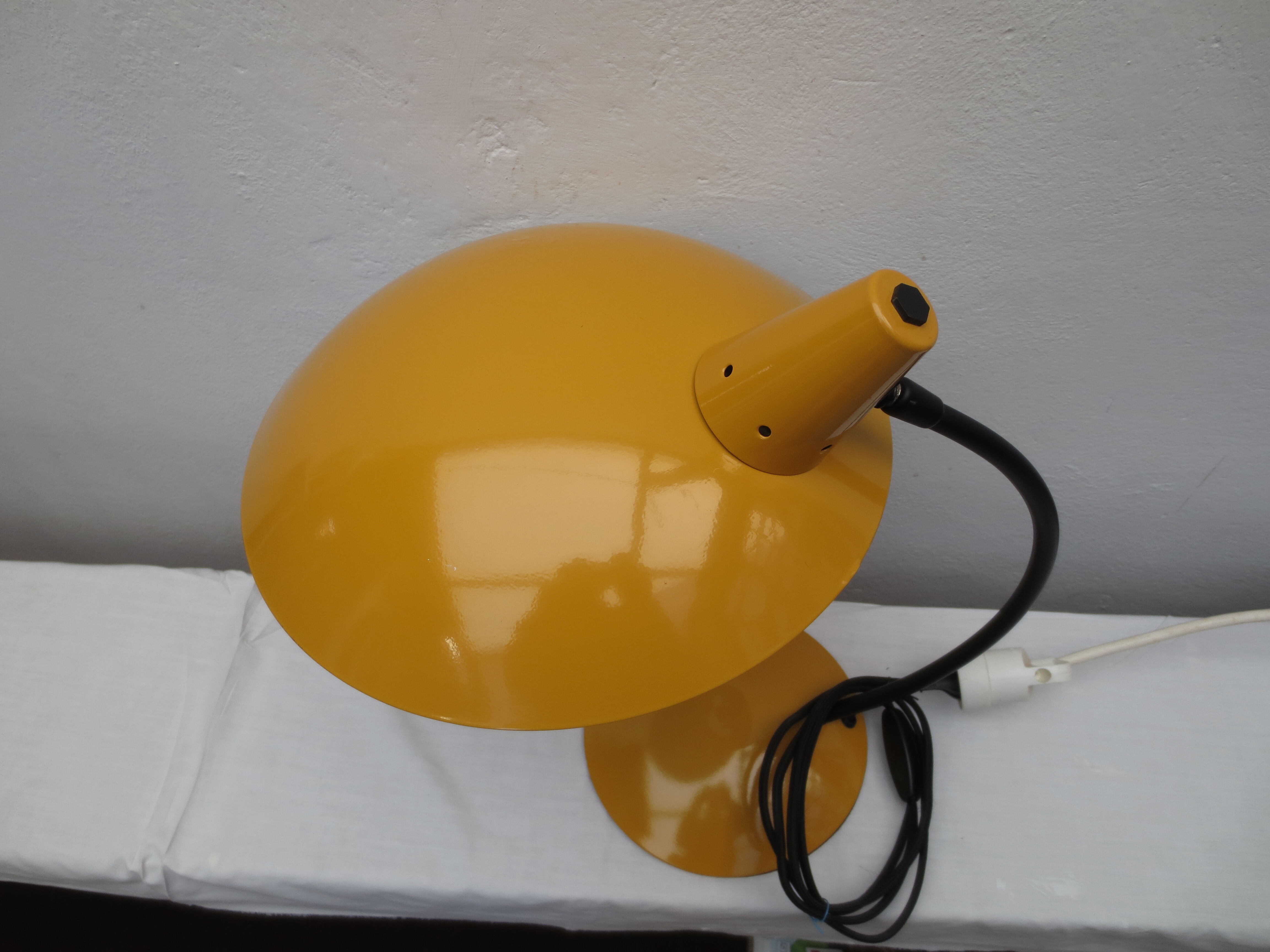 Lampe de table en métal jaune moutarde