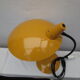 Lampe de table en métal jaune moutarde
