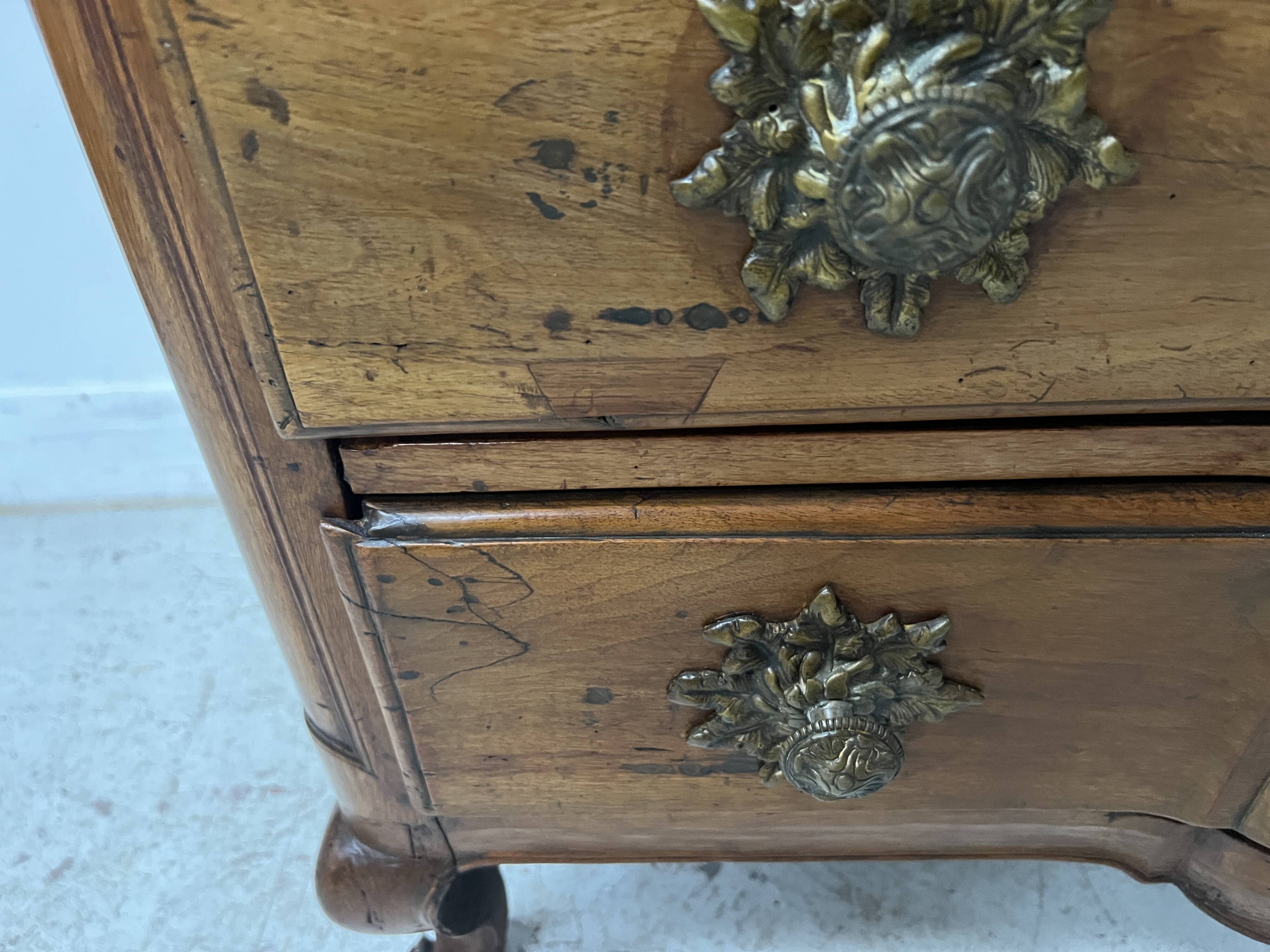 Louis XV commode with three drawers in solid walnut, 18th century