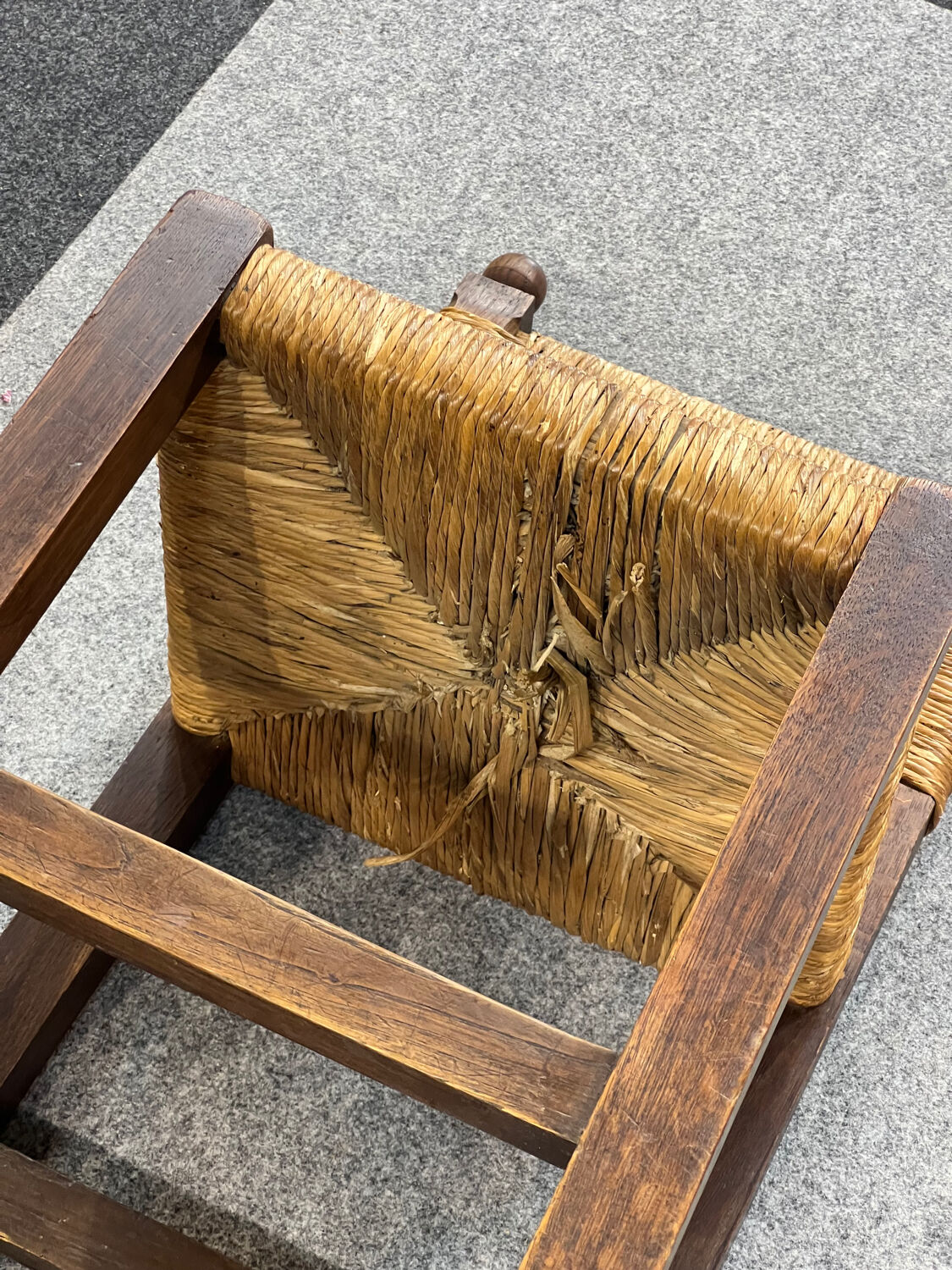 4 brutalist chairs in straw and wood