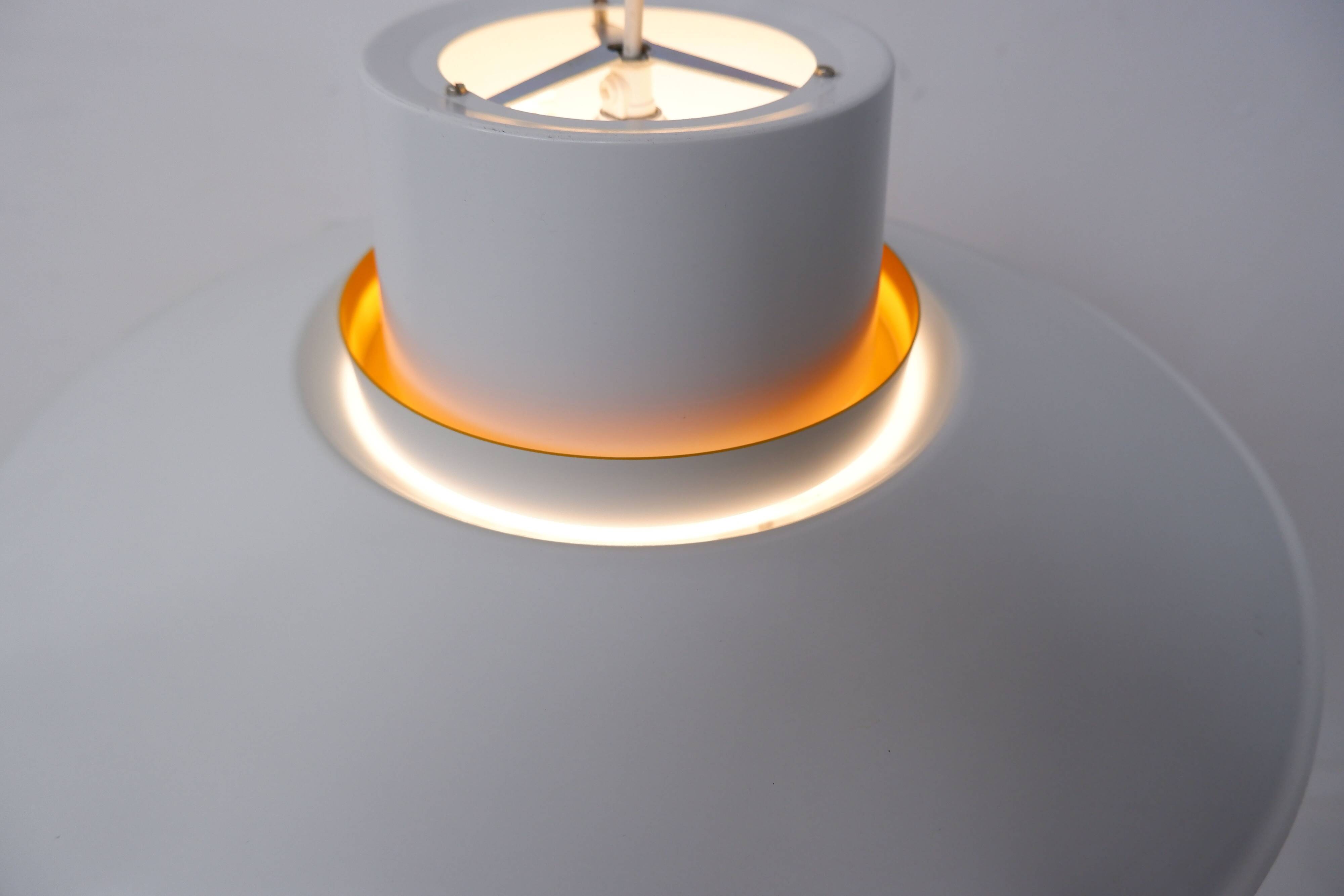 Verona hanging lamp white by Sven Middelboe