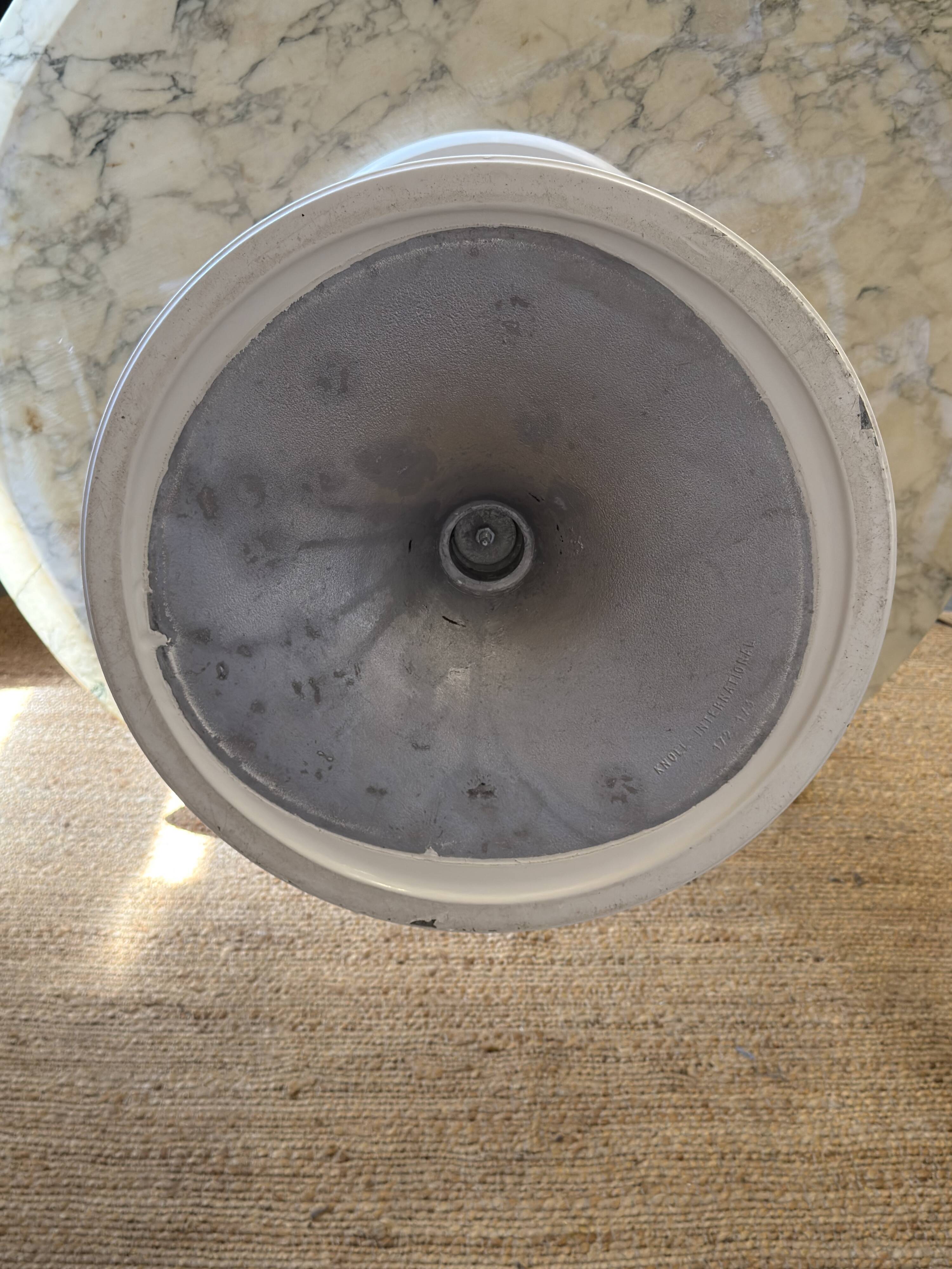 Tulip Knoll International Table by Eero Saarinen – Round marble top
