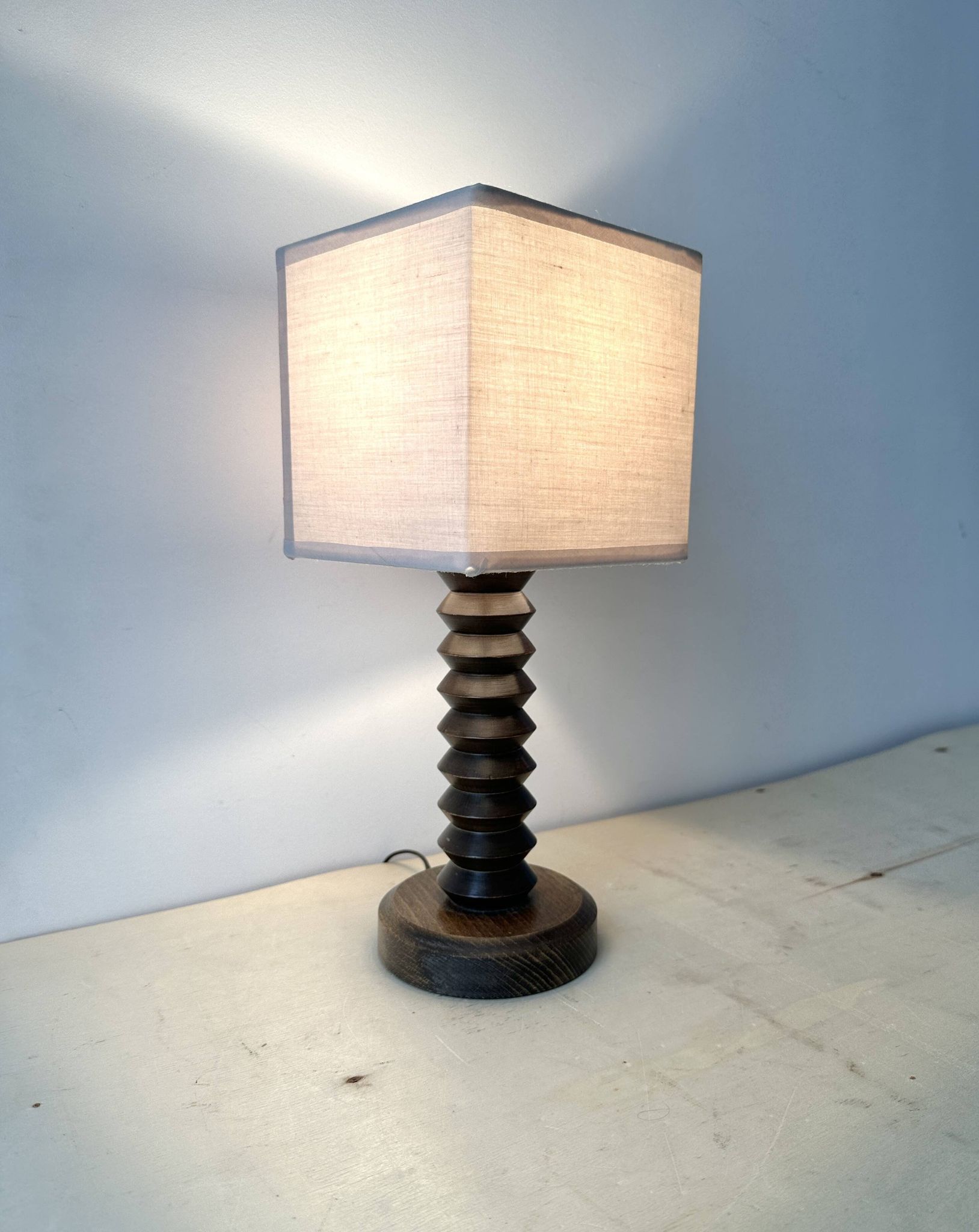 Pied de lampe rustique en bois tourné années 50, luminaire rustique vintage