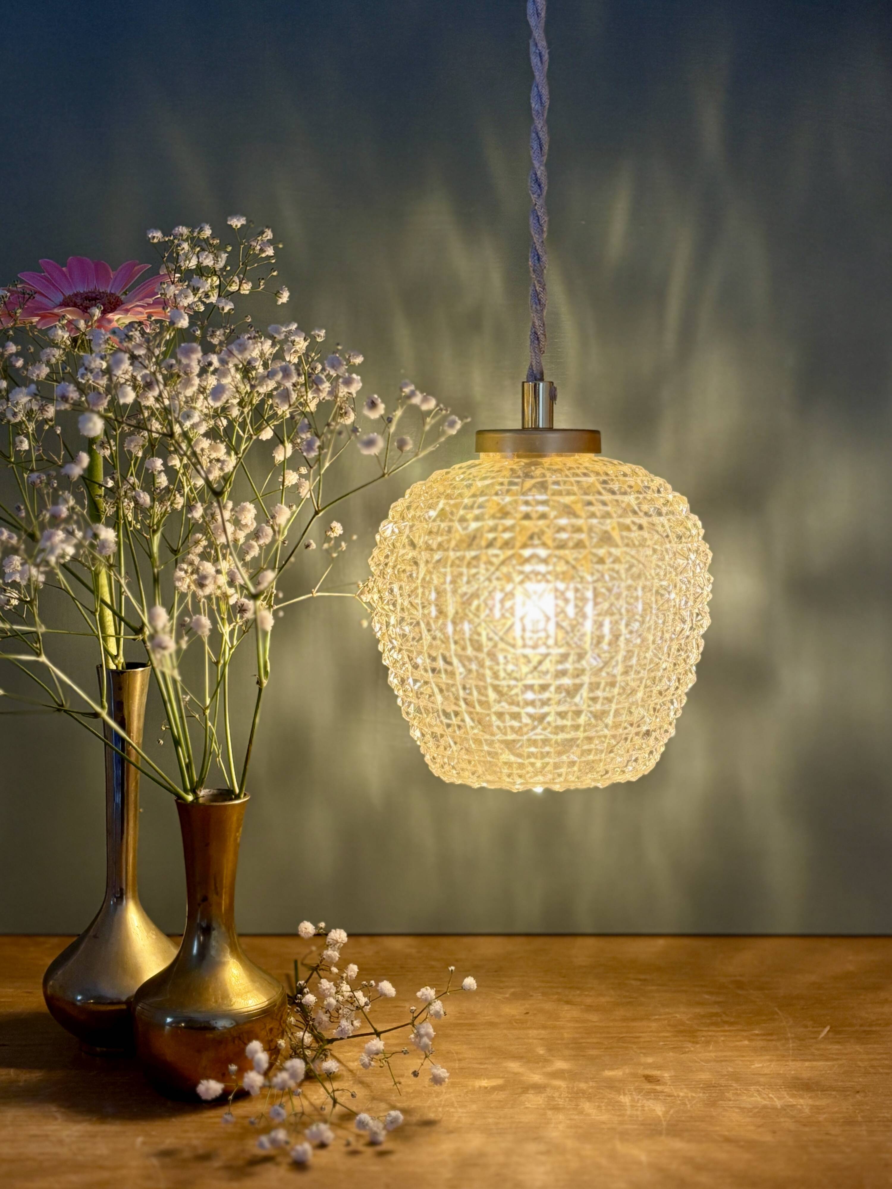 Suspension globe vintage en verre moulé ambré
