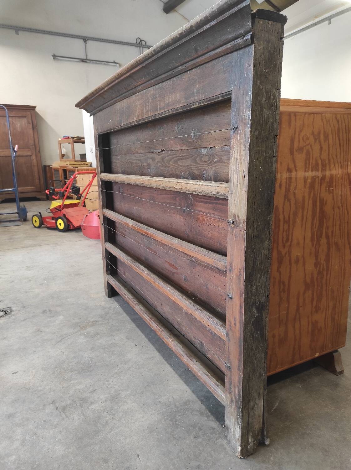 Wall dresser shelf for rustic wooden collection plates (fir and oak)