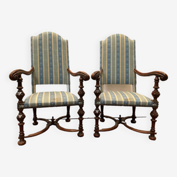 Pair of high-backed Renaissance style armchairs in solid walnut 19th century