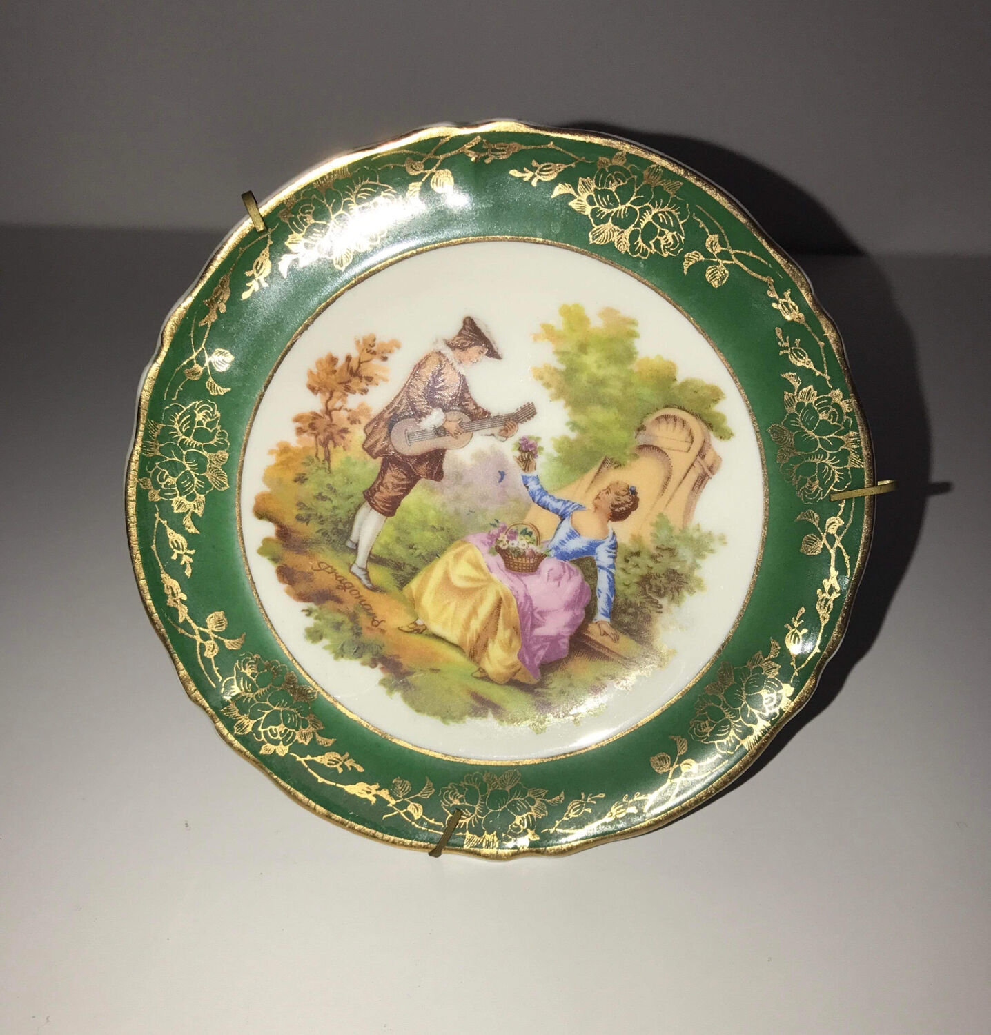 Fragonard plate with wall support