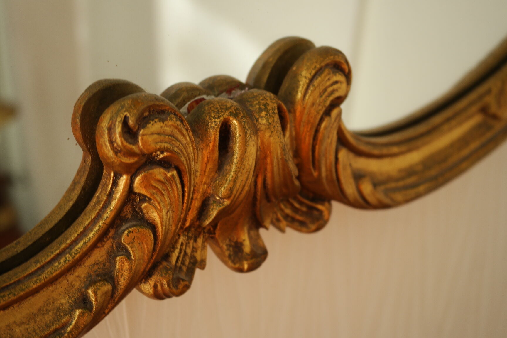 Miroir rocaille style Louis XV artisanal en bois doré XXème 80X65