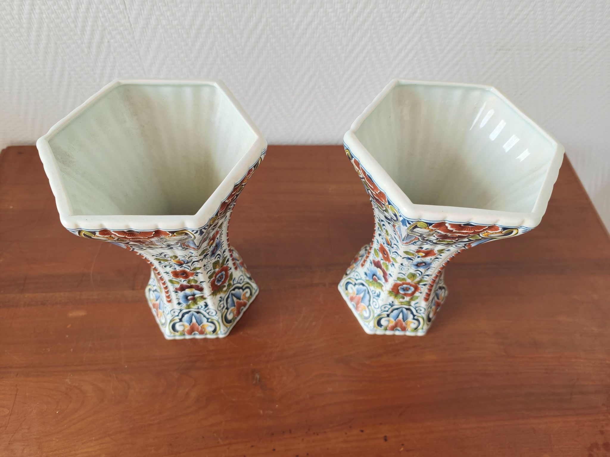 Paire de vases en faïence de Delft polychrome, Hollande, années 1960
