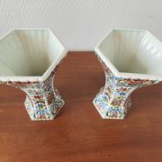 Paire de vases en faïence de Delft polychrome, Hollande, années 1960