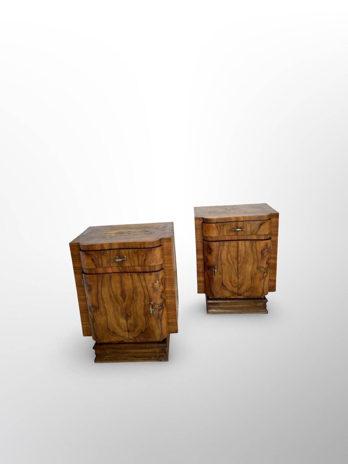 Tables de chevet Art déco italiennes en ronce de noyer, années 1930.