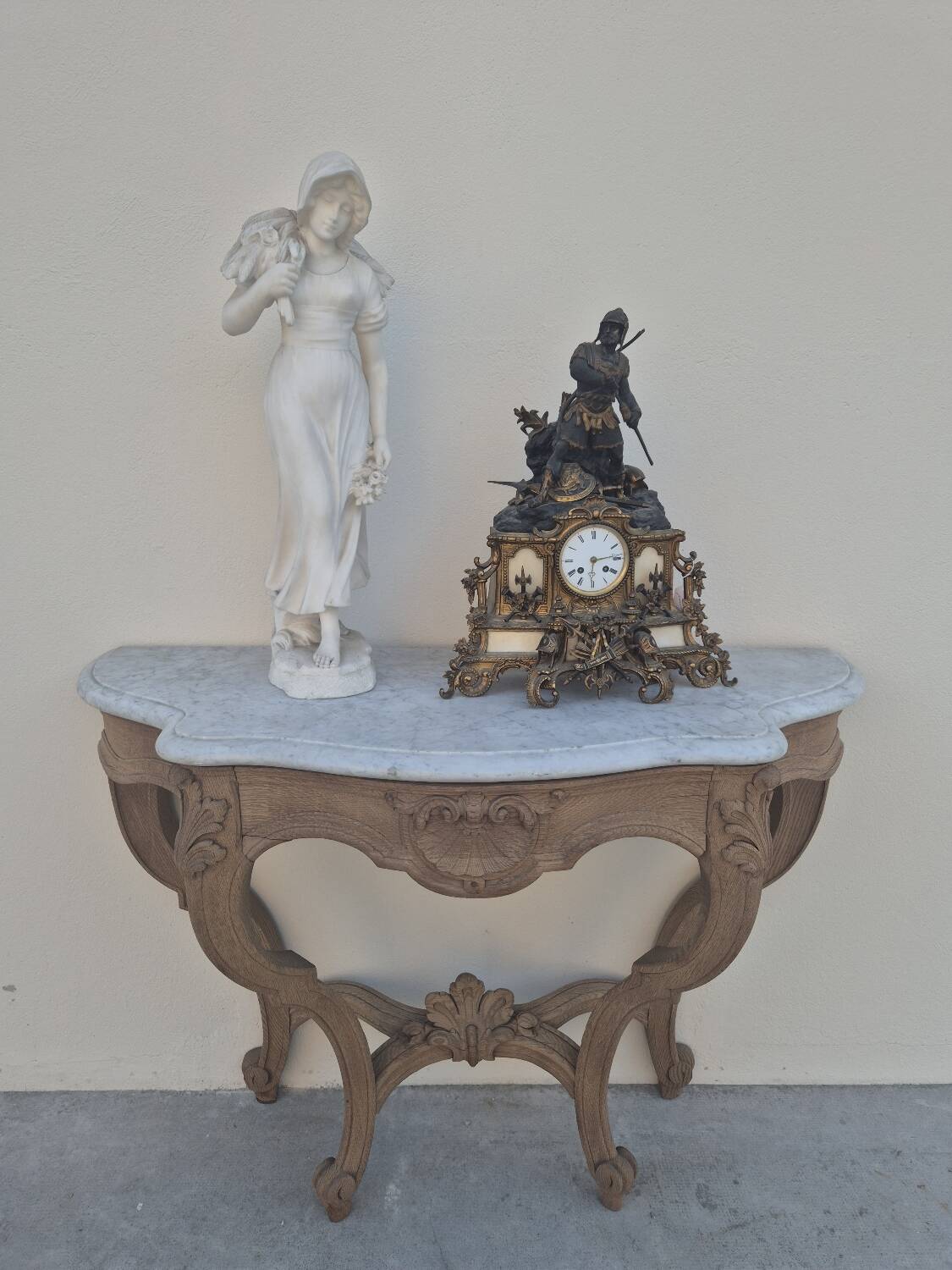 Louis XV curved console in solid oak, 18th century, decorated