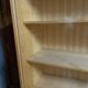 Bibliothèque en bois clair pieds compas
