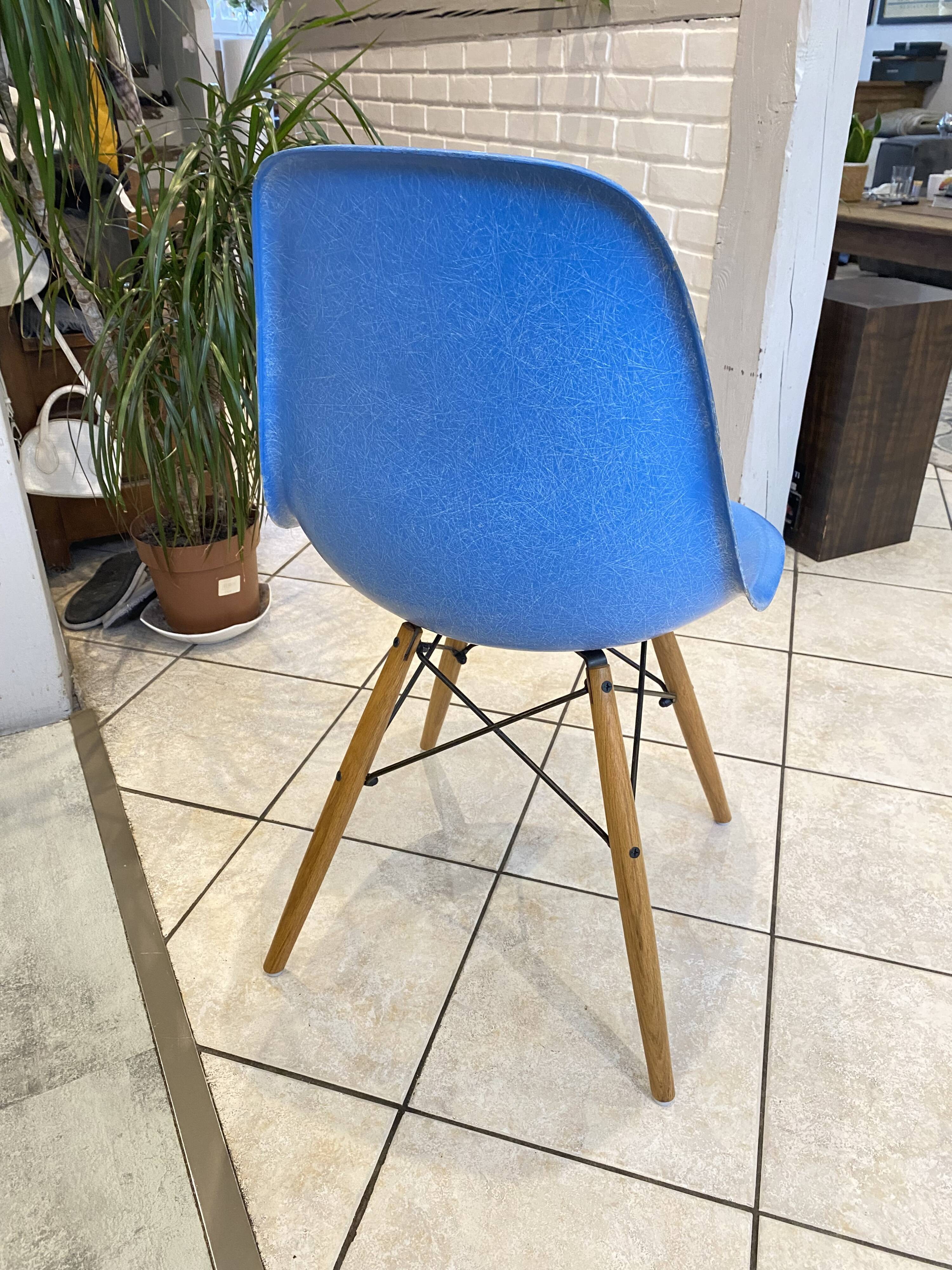 DSW chair turquoise fibre with oak dowel, light oak, Eames, Herman Miller.