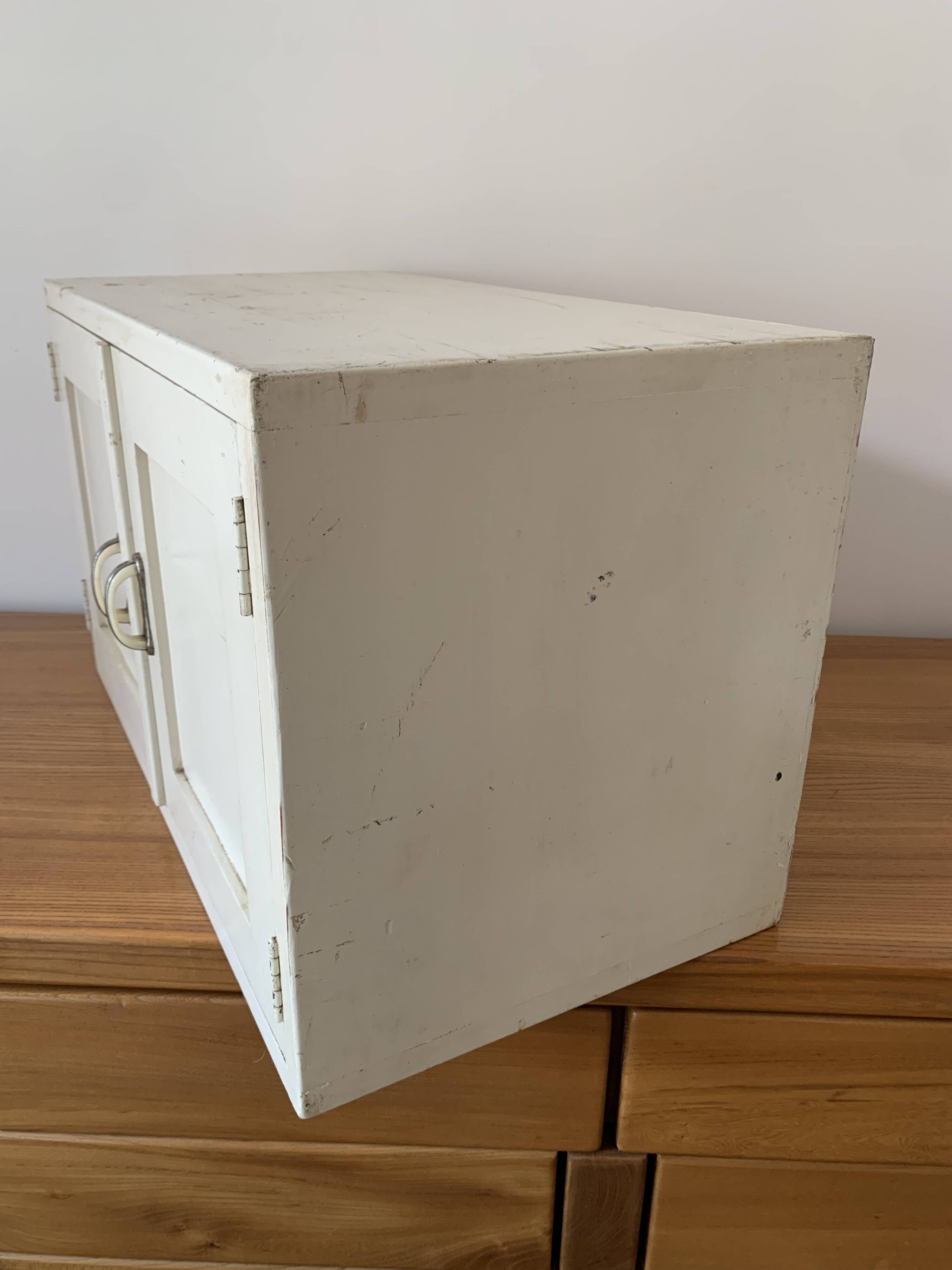 Meuble à poser blanc cassé