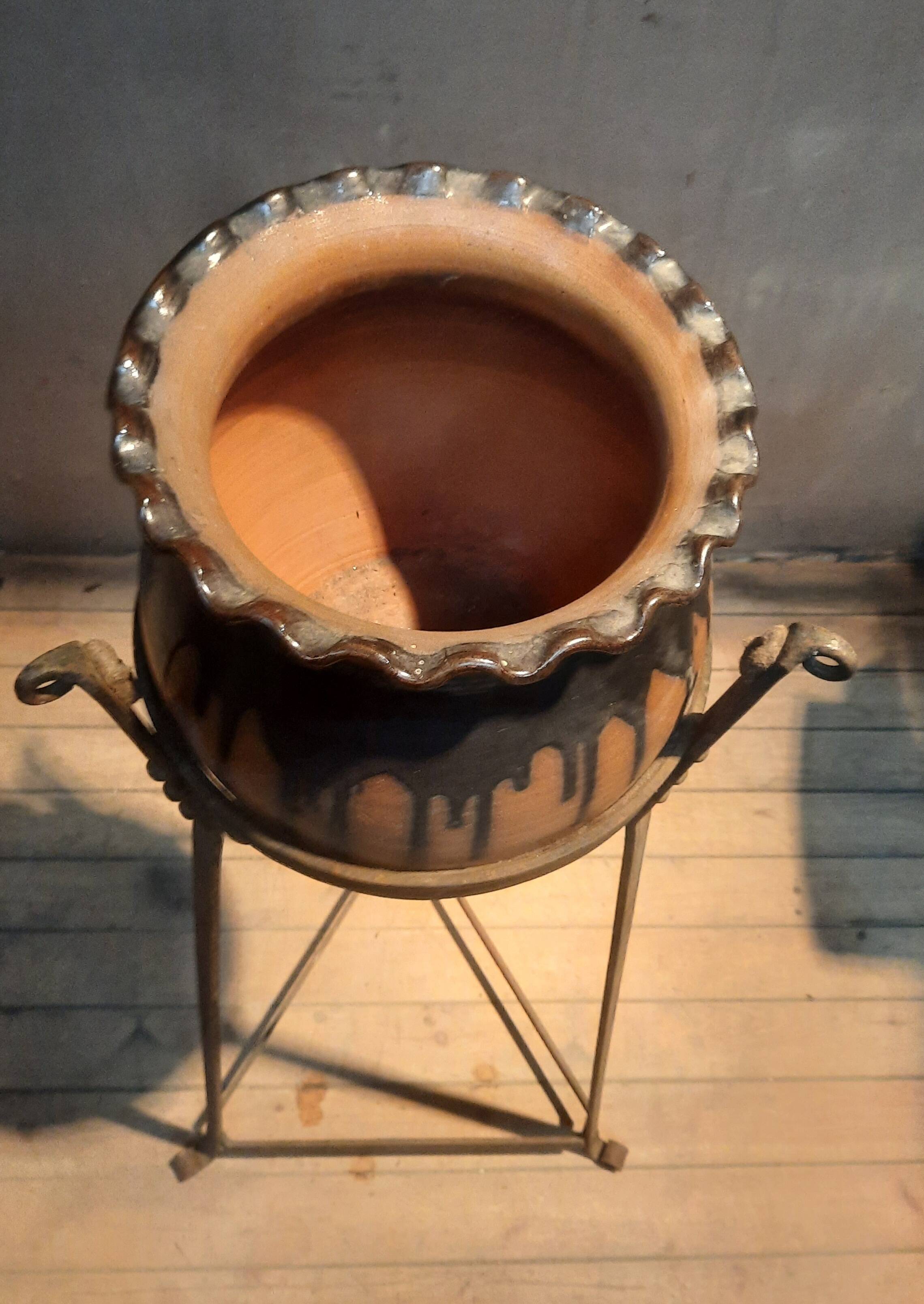 Metal pot holder structure