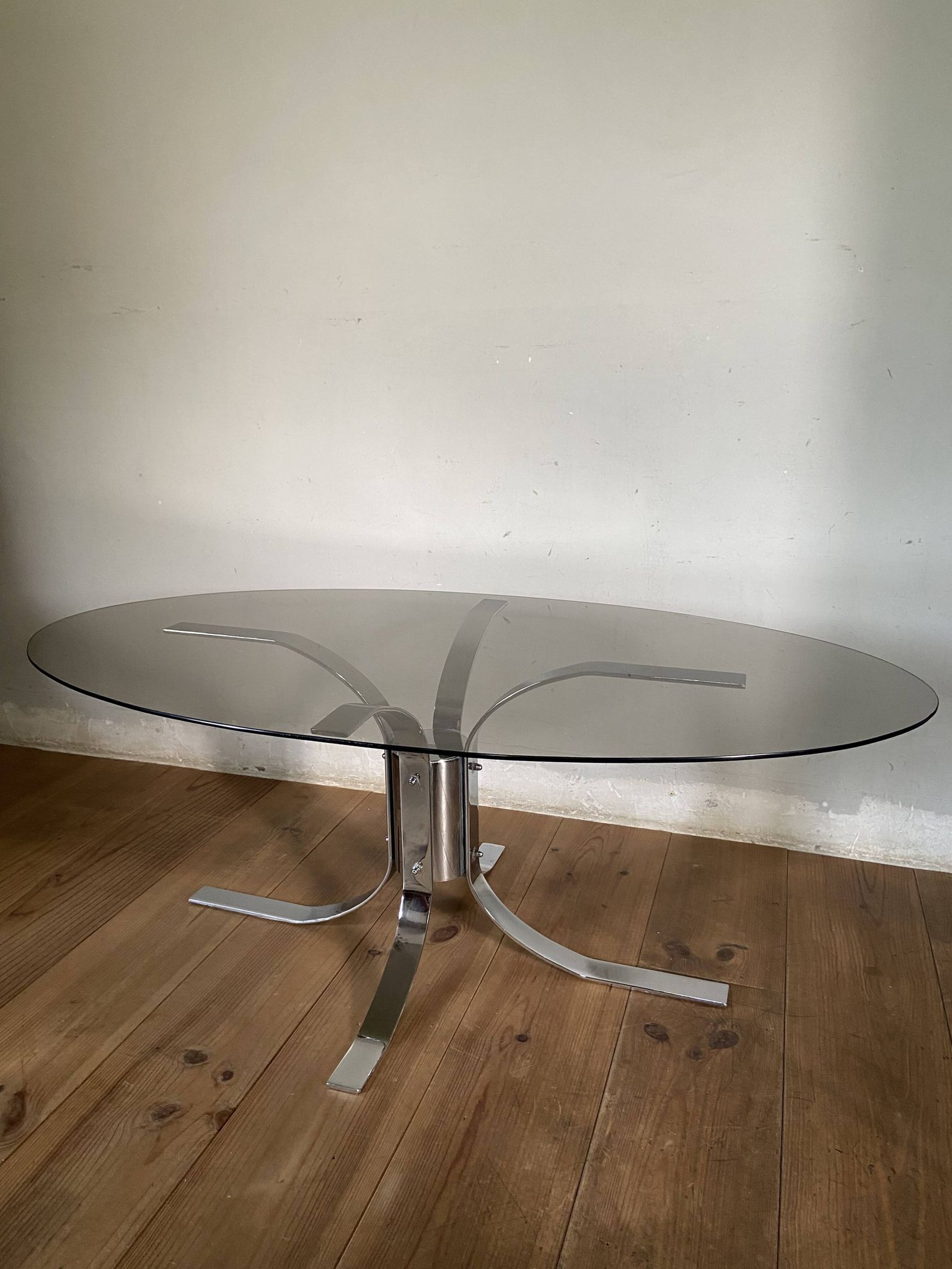 Table moderniste chrome et verre fumé piétement tulipe années 70