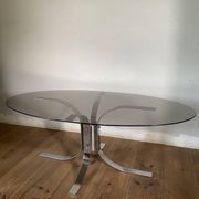 Table moderniste chrome et verre fumé piétement tulipe années 70