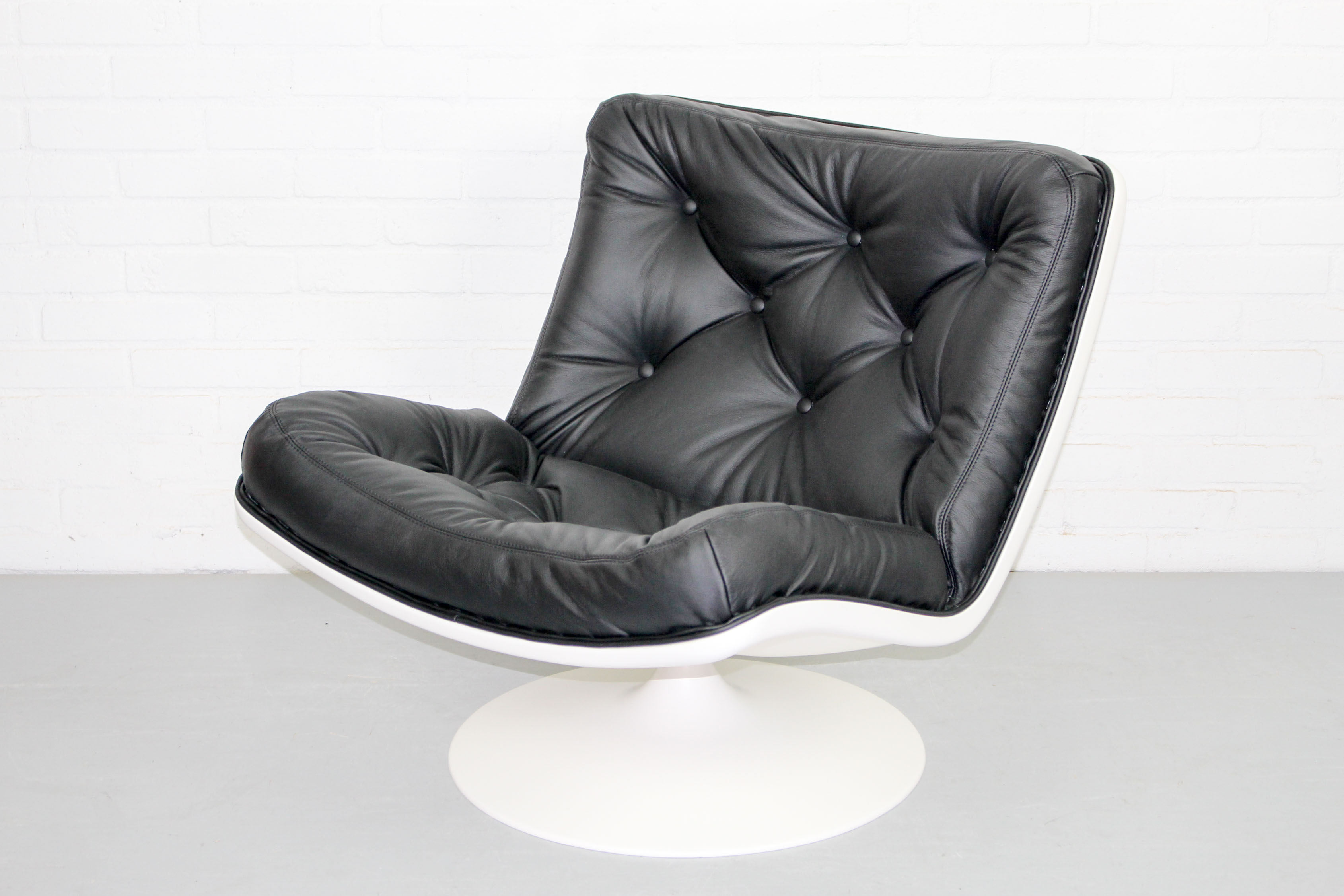 Lounge chair model f976 by G. Harcourt for Artifort