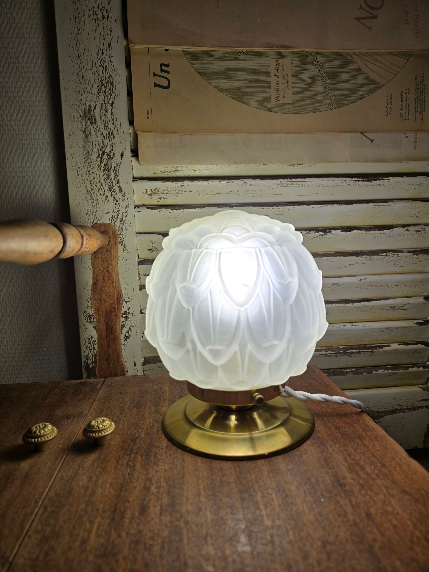 Vintage Art Deco table lamp with its artichoke globe.