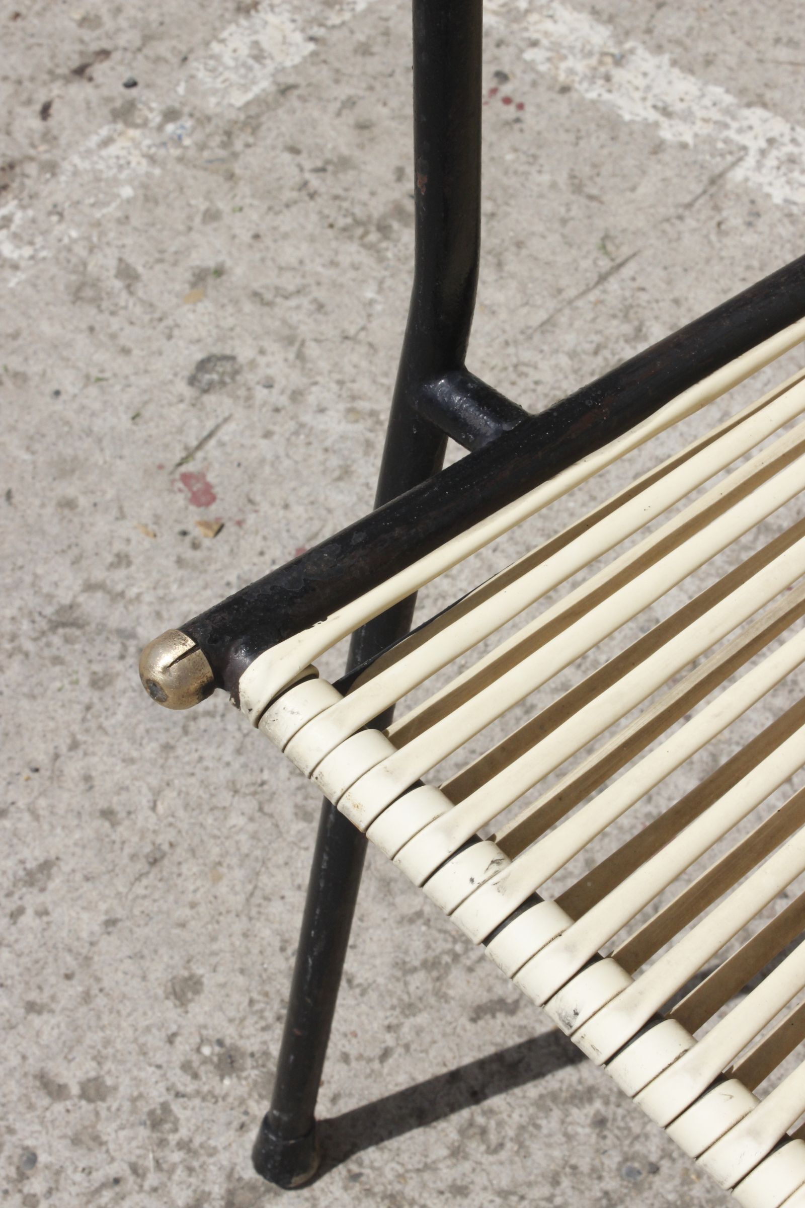 Fauteuil fer forgé, laiton & scoubidou, France 1950s