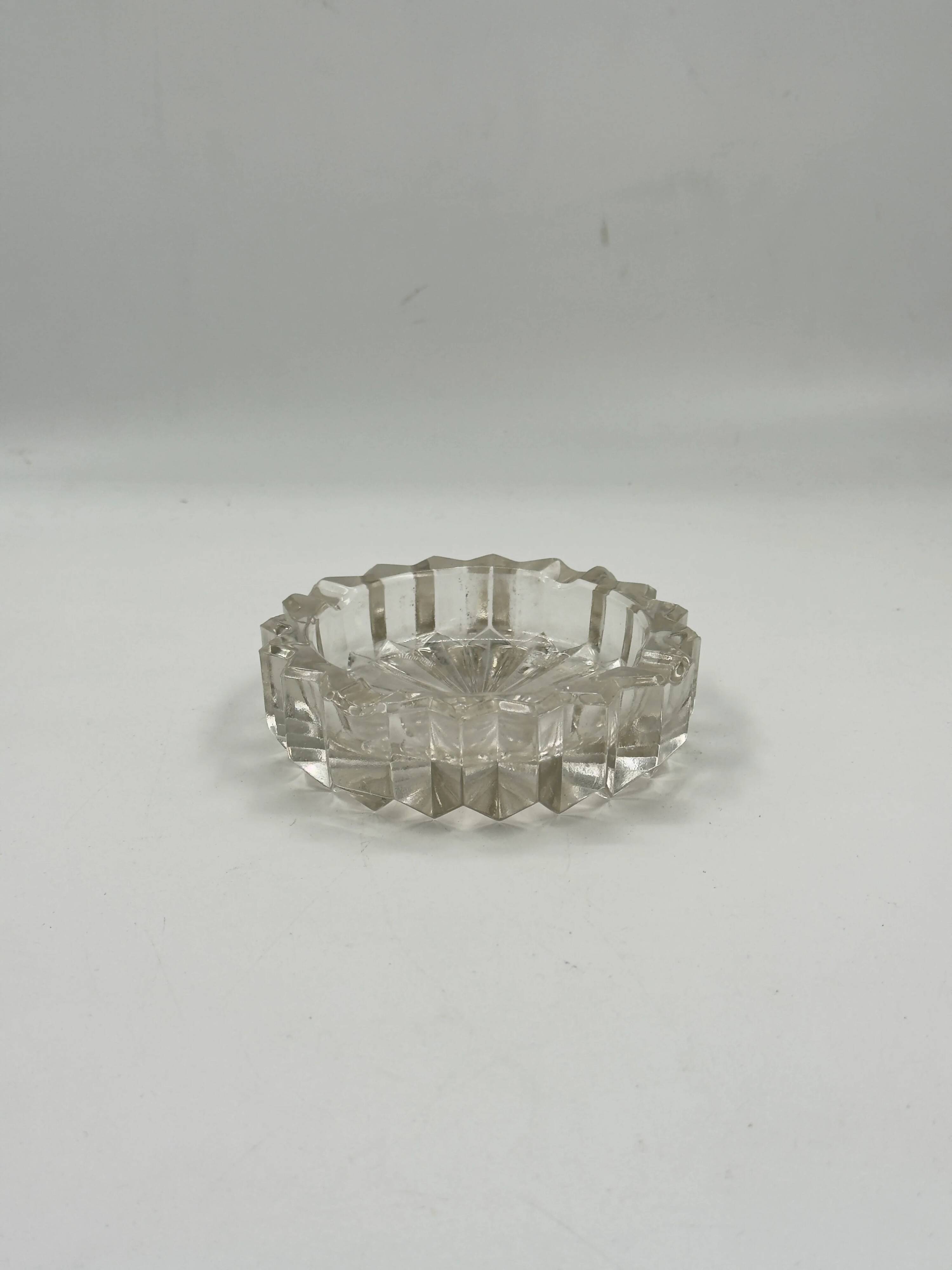 Cendrier vintage en verre pressé à facettes avec base en soleil