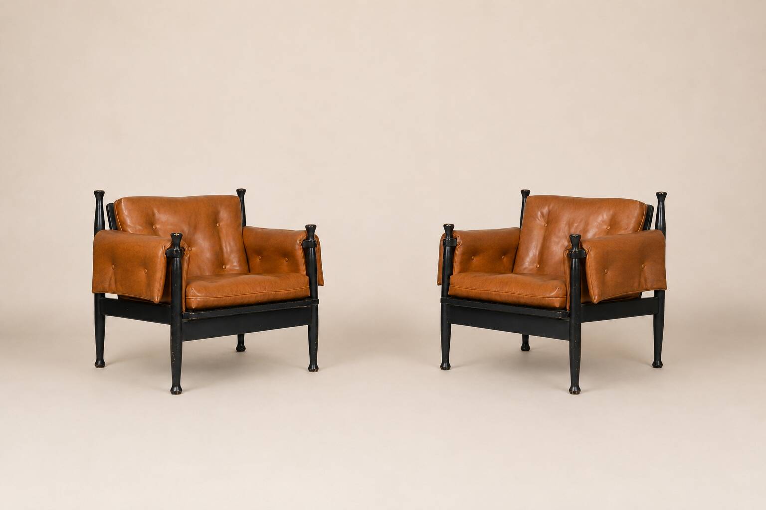 Paire de fauteuils lounge « safari » en cuir cognac et hêtre noir — c. 1970