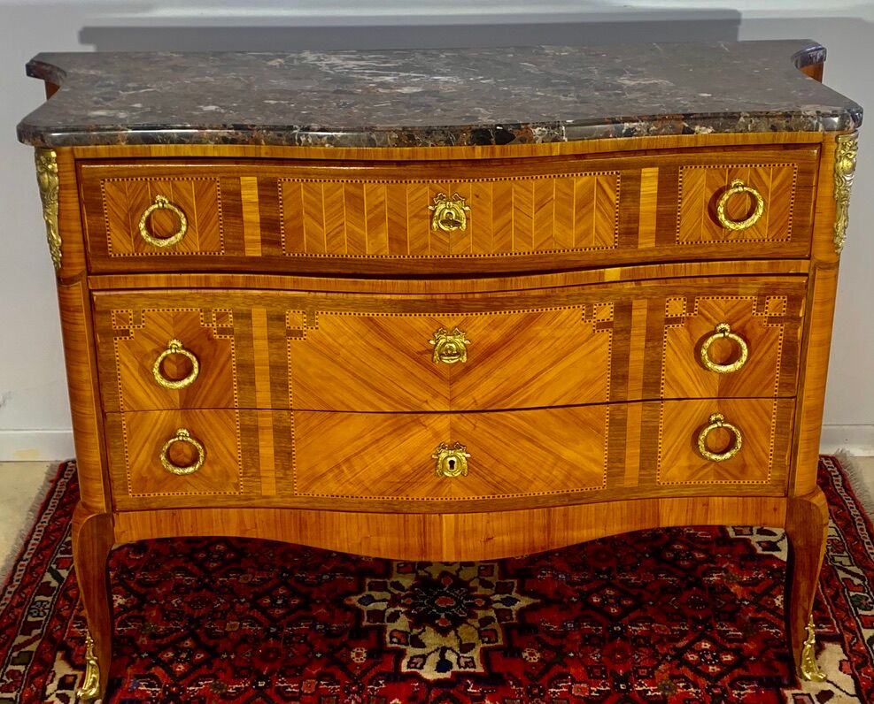 Chest of drawers with curved façade, transition style, in veneer of precious wood