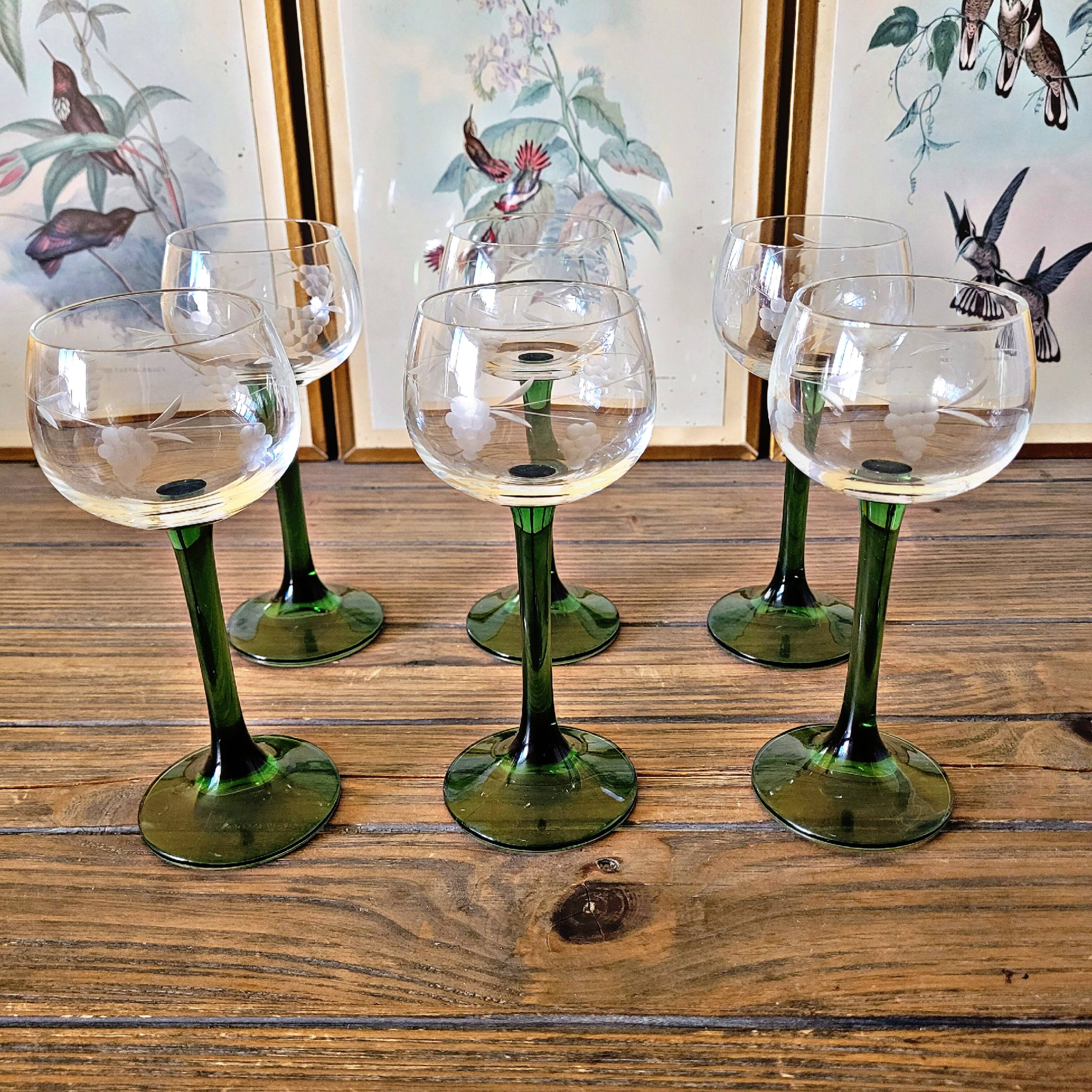 6 verres à vin d'Alsace au décor gravé (raisin), pied vert