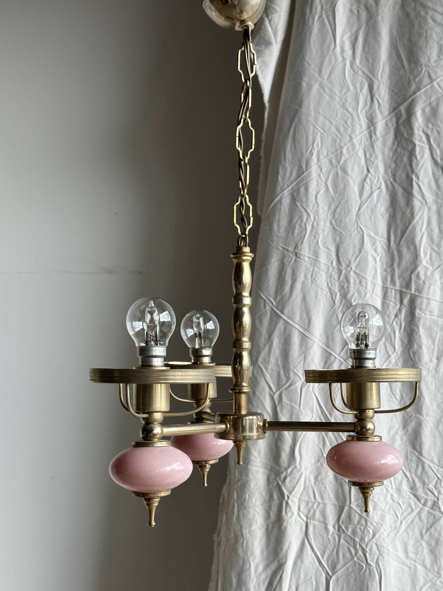 Petit lustre rose et doré à 3 bras de lumières