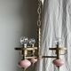 Petit lustre rose et doré à 3 bras de lumières