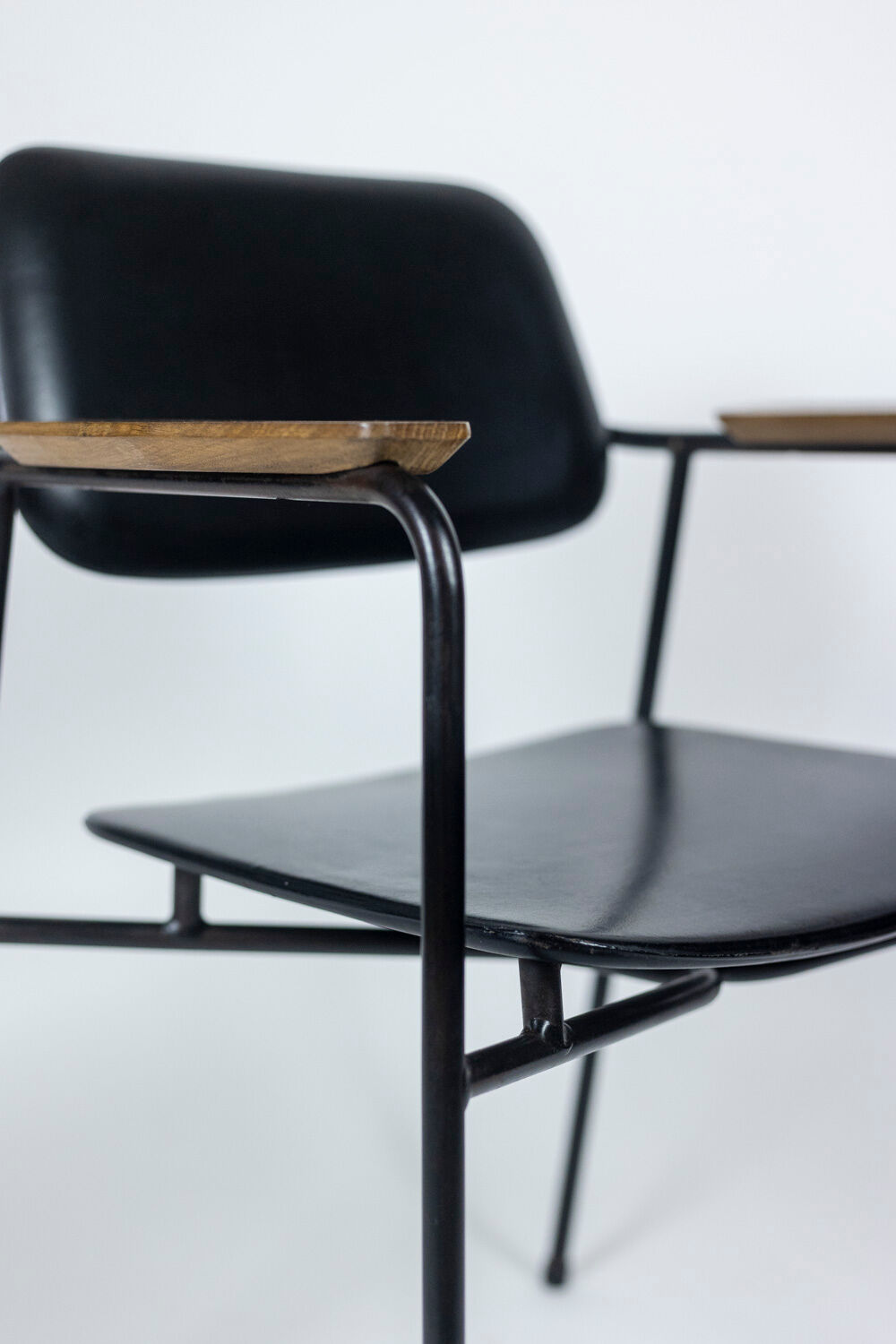 Paire de fauteuils en métal, chêne et cuir, années 1950
