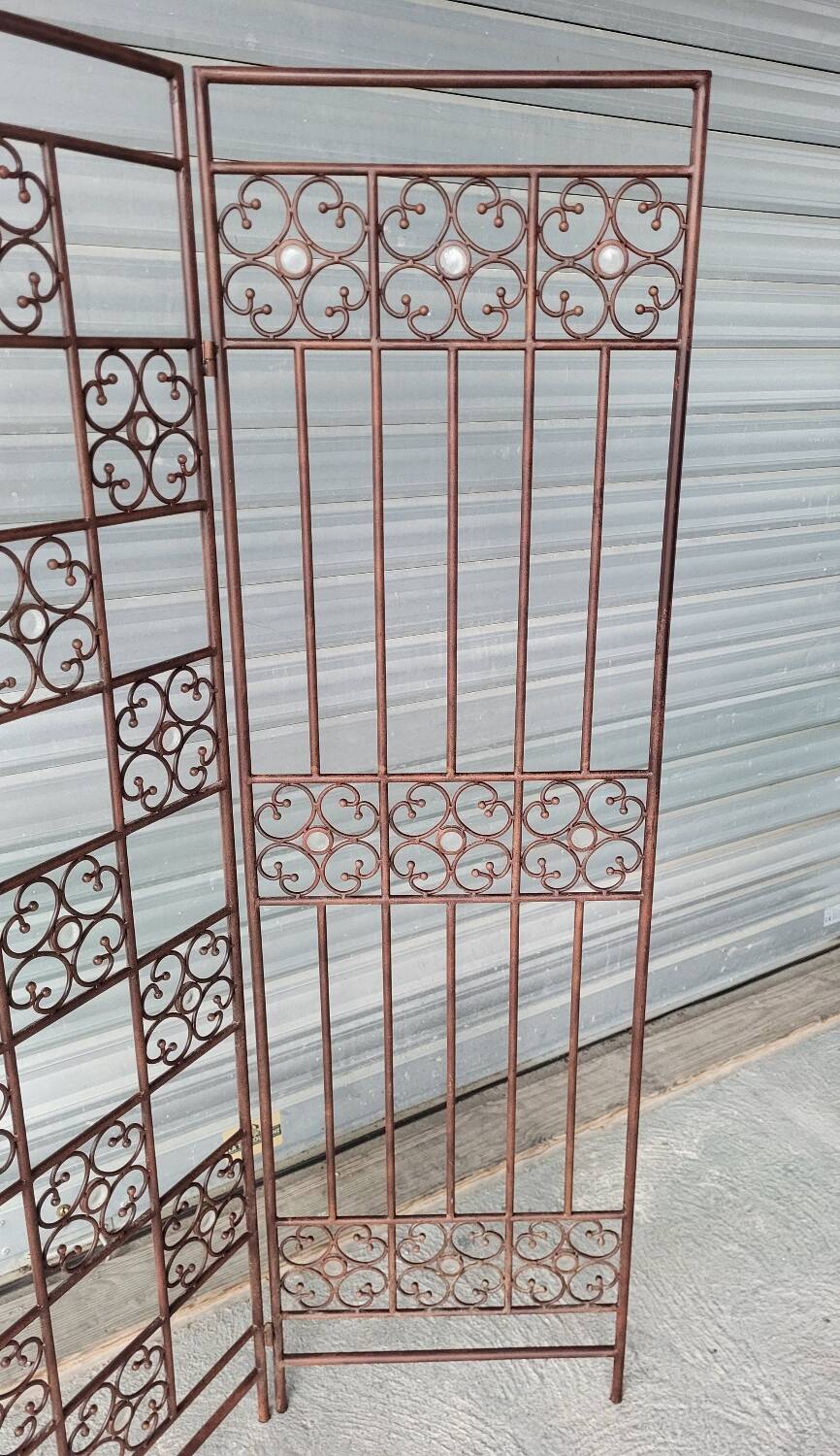 Screen partition wall made of glass and wrought iron