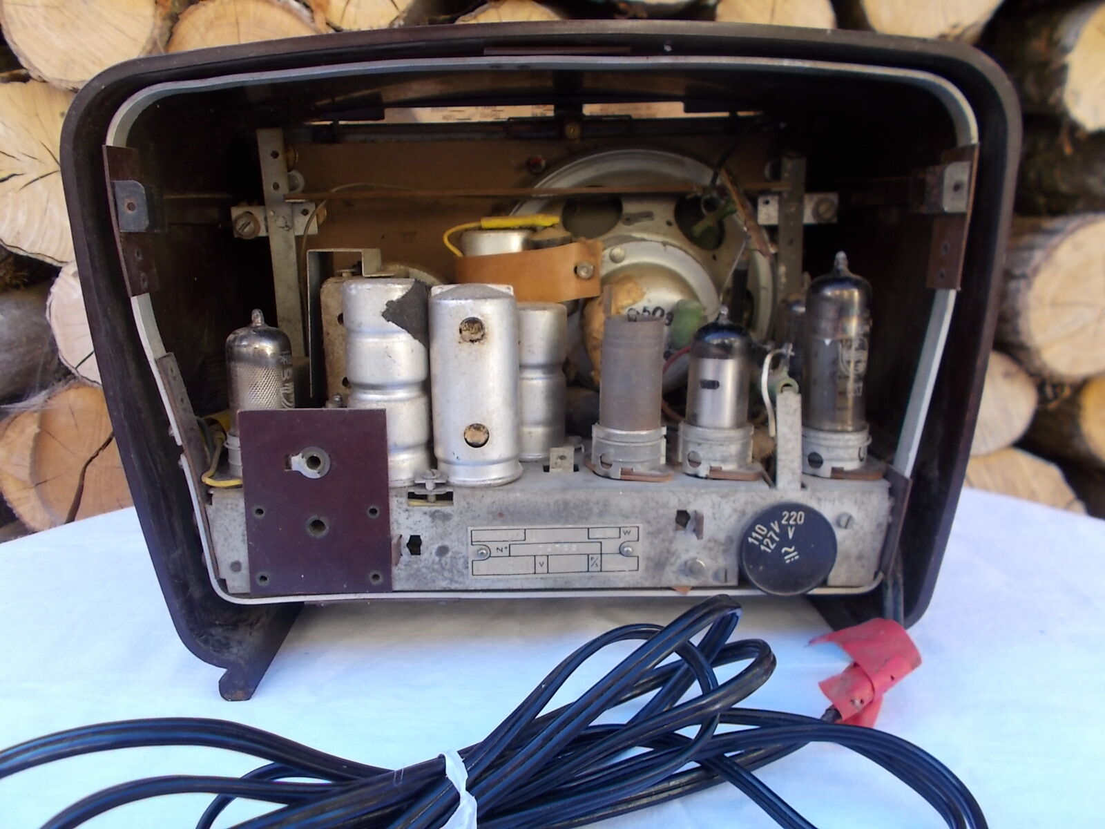 Former Philips Art Deco radio in Bakelite