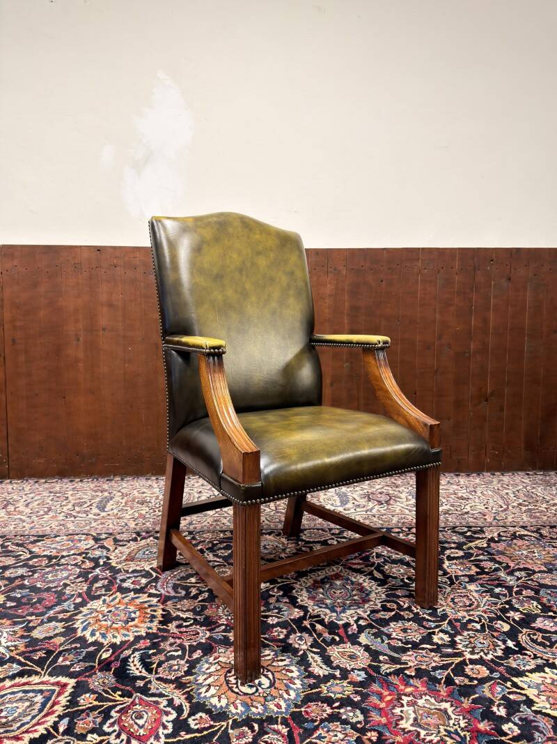 Ensemble de chaises présidentielles Chesterfield anglaises classiques.
