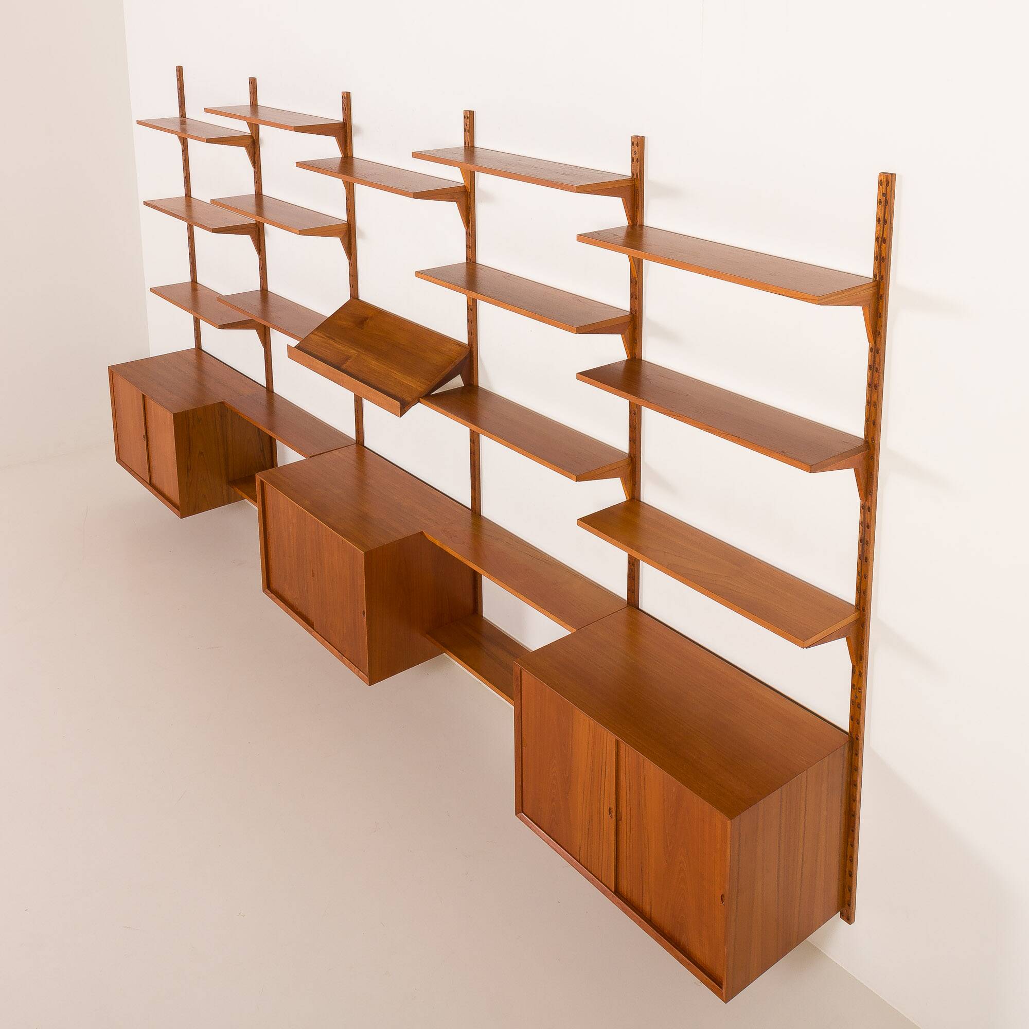 Poul Cadovius extra-large teak wall unit for Cado, 1960s.