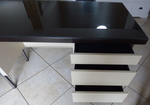 Bureau métallique industriel des années 70 trois tiroirs et dessus verre