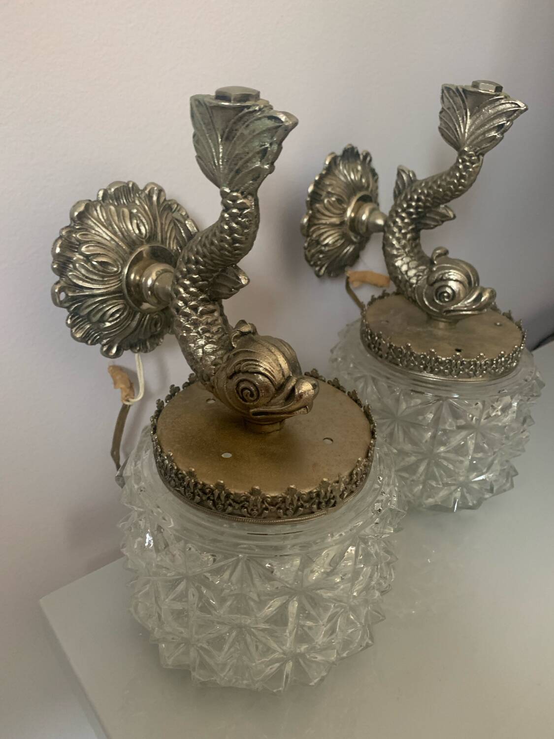 Paire d’appliques murales au dauphin années 50 en bronze argenté et verre taille diamant