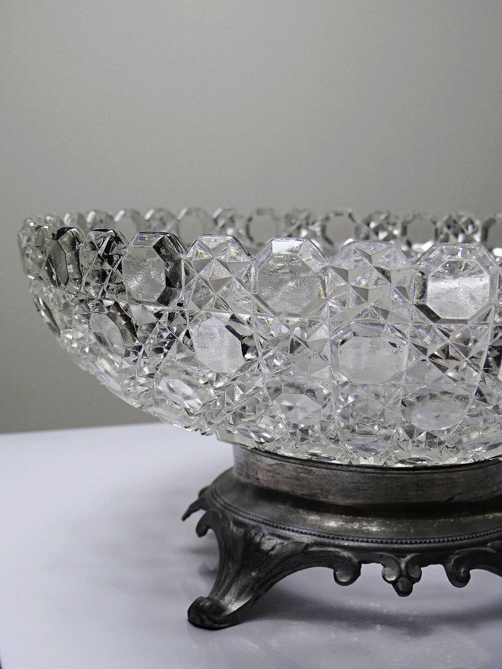 Coupe en verre pressé pointes diamants et étain, 1920-1950